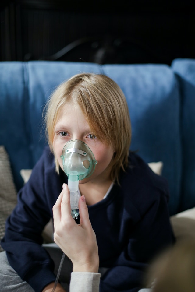 dziecko stosujące inhalator